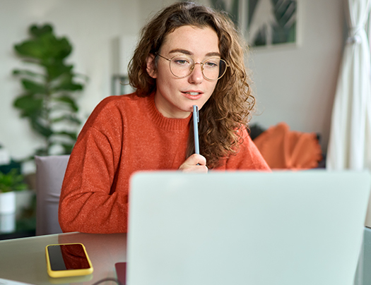 etudiante devant son ordinateur