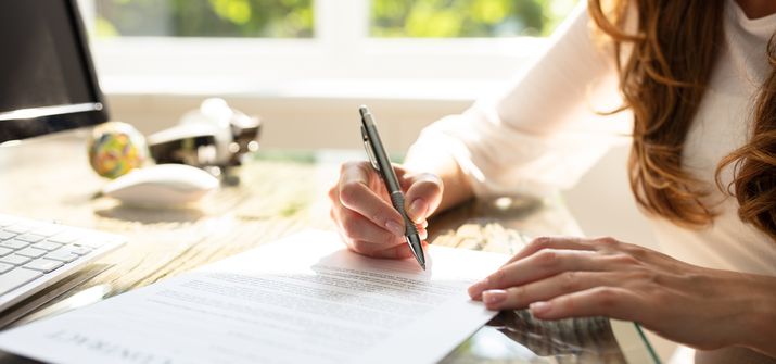 Femme remplissant un document
