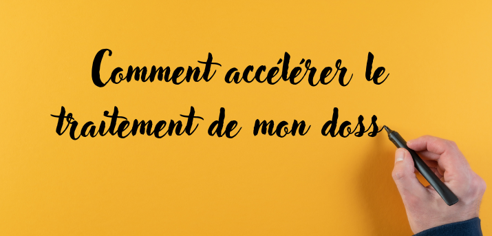 Une main écrit "Comment accélérer le traitement de mon dossier ?"