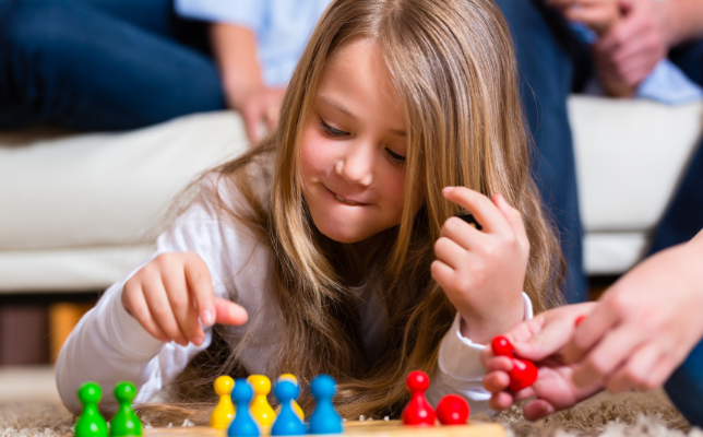 Un enfant joue au jeu de l'oie