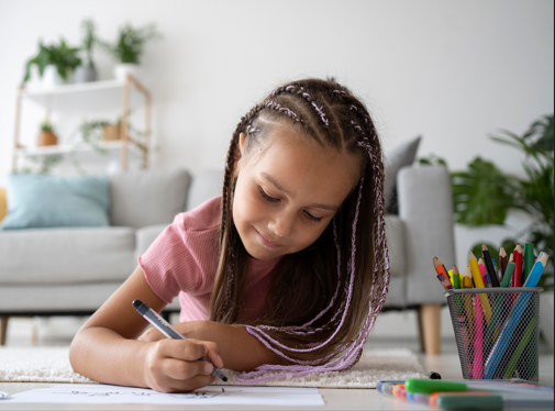 fille qui dessine