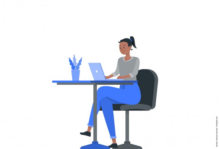 Une femme consulte son ordinateur