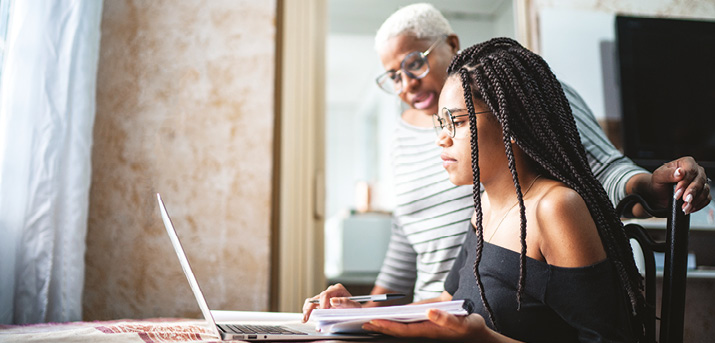 Une mère et sa fille adolescente réalisant les démarches en ligne