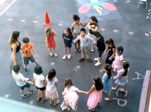 De jeunes enfants jouent avec leur animatrice