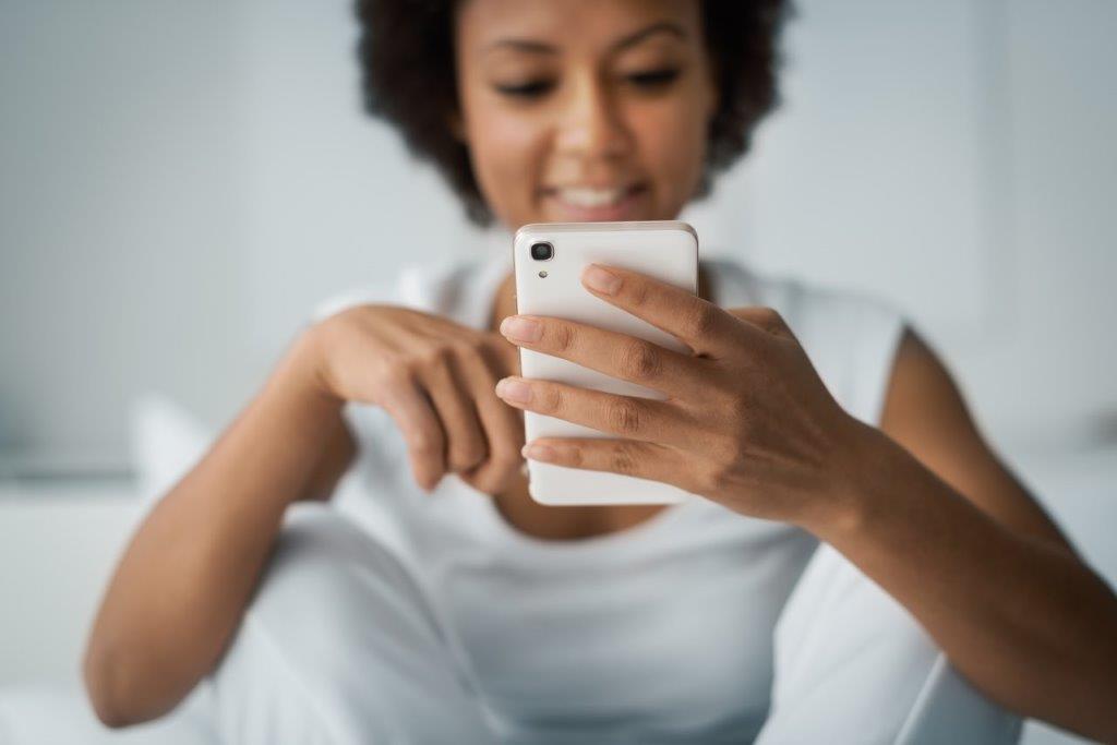 femme smartphone appli mobile