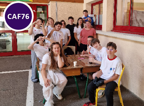 groupe de jeunes sur un banc