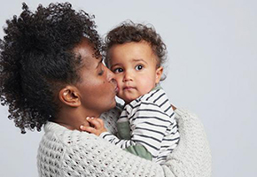 Visuel maman et jeune enfant