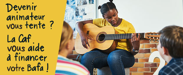 Jeune jouant de la guitare