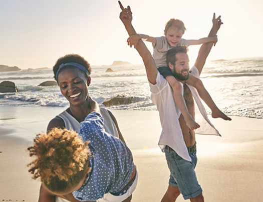 famille en vacances au bord de la mer
