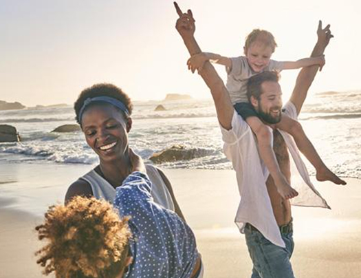 Famille en vacances au bord de la mer