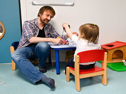 Image d'un papa et de son enfant