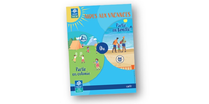 Enfant jouant aux raquettes et famille au bord de la mer