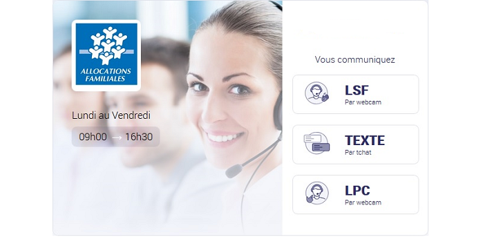 Femme souriante avec un casque téléphonique