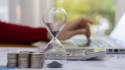 Individu calculant son compte épargne temps