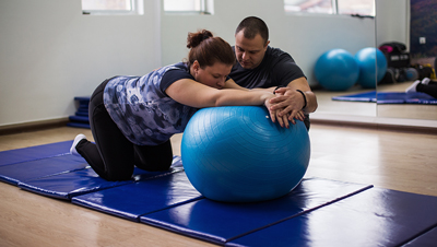 maman sur un tapis avec une boule
