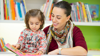 assistante et enfant
