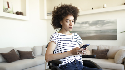 femme avec téléphone