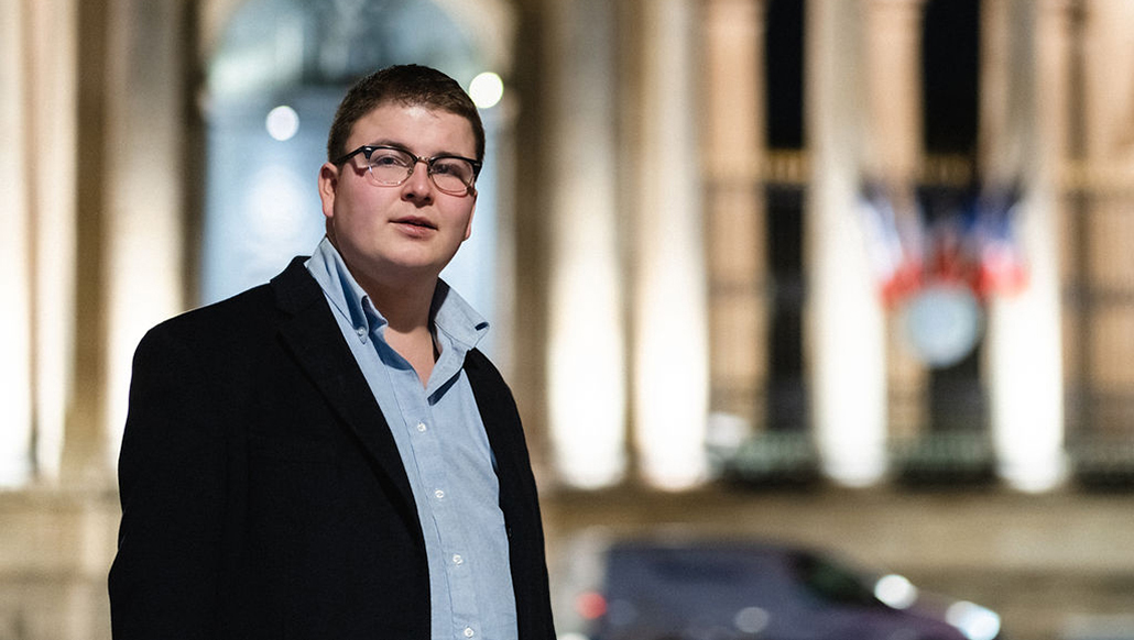 jeune homme en costard 