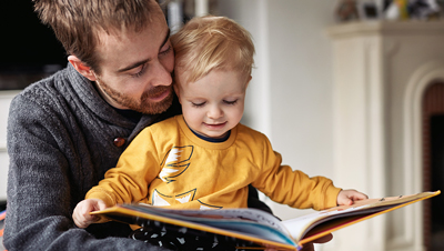 papa et enfant lisent