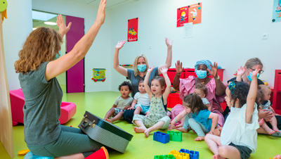 assistante maternelle et classe d'enfants