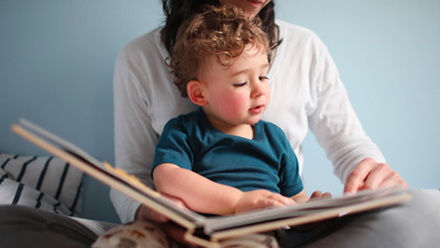 enfant qui lit un livre