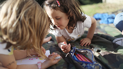 enfants avec des devoirs