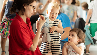 langue des signes avec des enfants