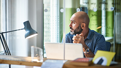 un homme au bureau