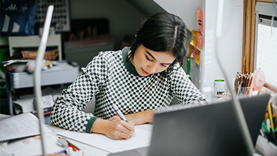jeune femme qui travaille