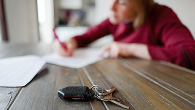 Femme qui signe un contrat