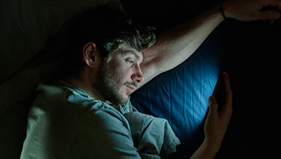 un homme fatigué sur son téléphone