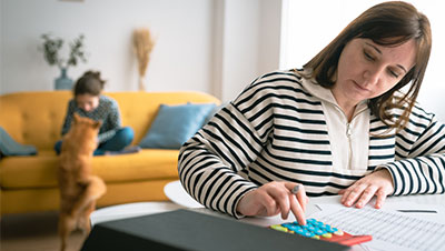 une femme séparée avec des enfants calcule ses droits