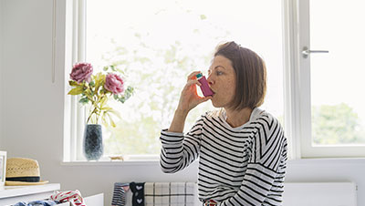 femme qui fait une crise d'asthme