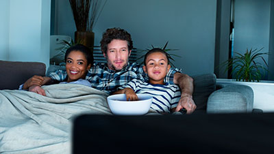famille devant la télévision