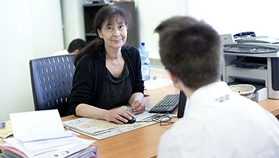femme qui accueille un stagiaire dans son bureau