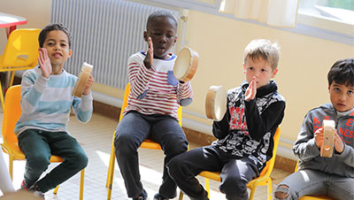 enfants jouant d'un instrument de musique