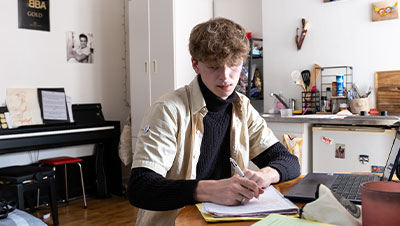 Un étudiant au sein de son logement