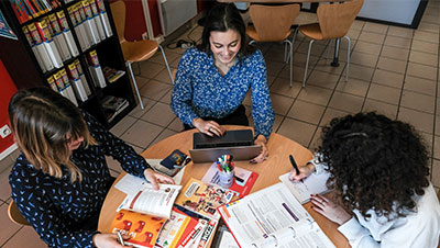 de jeunes étudiantes se préparent à la rentrée