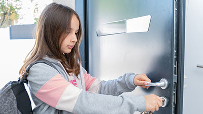 une enfant qui rentre seule à la maison 