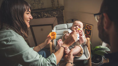 un couple heureux avec son enfant