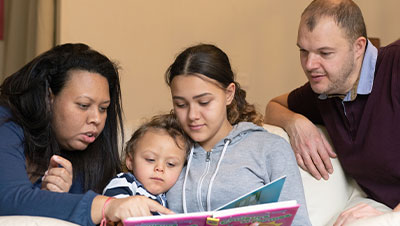 une famille qui passe un moment ensemble