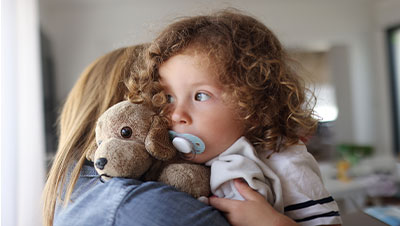 Enfant avec son doudou