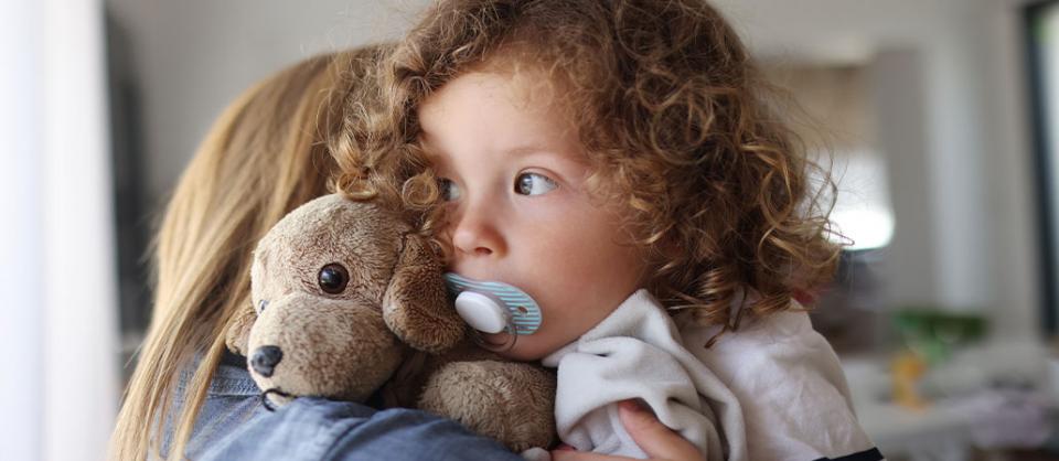 Enfant avec son doudou