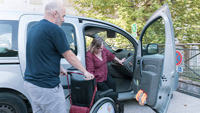 PMR sort de sa voiture