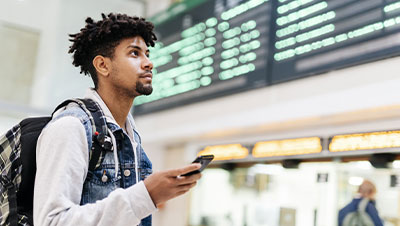 Un jeune à l'aéroport
