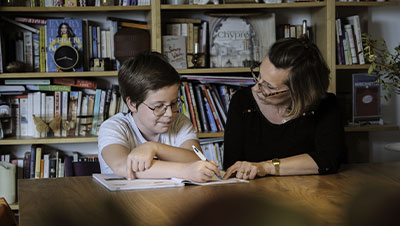 Une mère aide aux devoirs