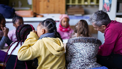 des enfants qui écoutent Françoise lire une histoire
