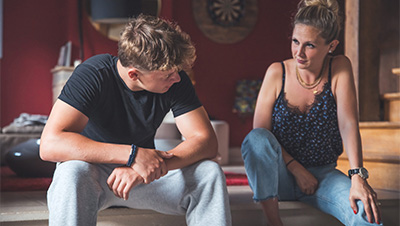 Une mère discute avec son fils. 