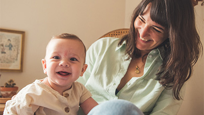 Un bébé et sa maman