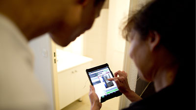 Un couple naviguant sur le web